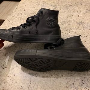 Blk leather converse. Worn 4-5x. Perfect. Size 6.